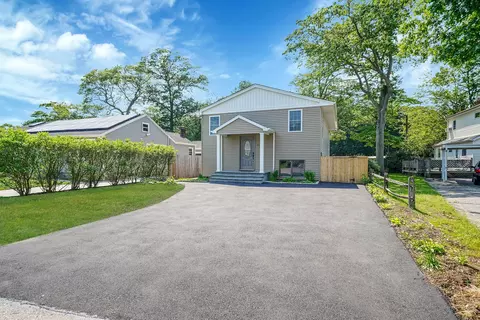 12 Bay Ave, Lake Ronkonkoma, NY 11779