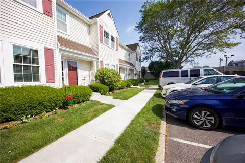 78 Stratford Grn, Farmingdale, NY 11735