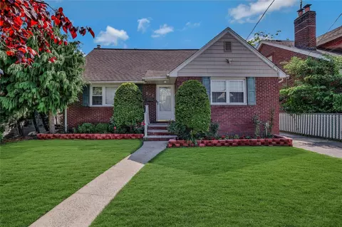 502 S 11th St, North Hempstead, NY 11040