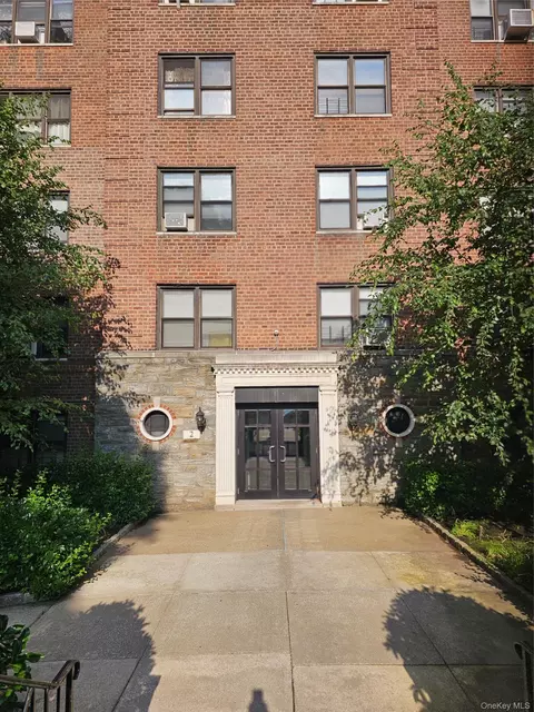 2 Fisher Dr #618, Mount Vernon, NY 10552