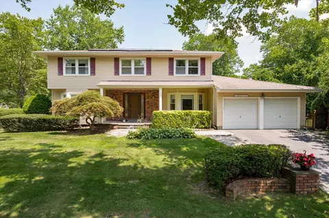 1 Hughes Pl, Dix Hills, NY 11746