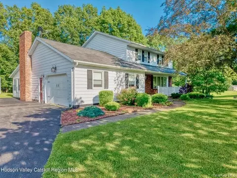135 Hilltop Rd, Saugerties, NY 12477