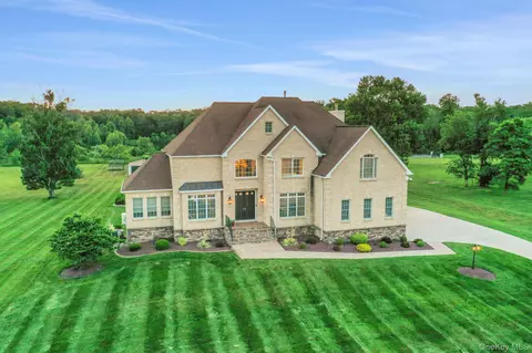 28 Viola Ct, Wappinger, NY 12590