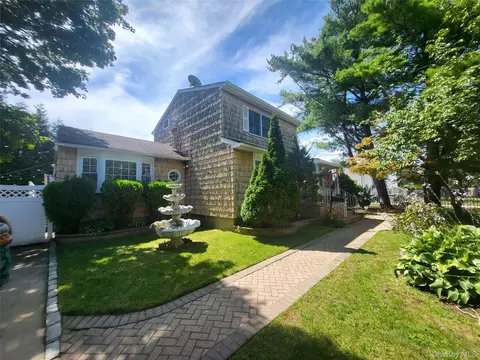 413 51st St, Lindenhurst, NY 11757