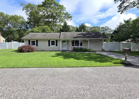 34 Belmont Dr, Shirley, NY 11967