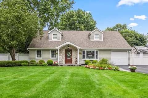 5 Barnaby Ln, Mount Sinai, NY 11766