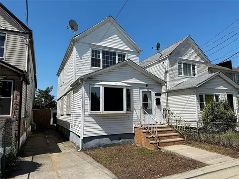 11018 Union Hall St, New York, NY 11433