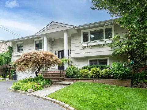 139 Cow Neck Rd, North Hempstead, NY 11050