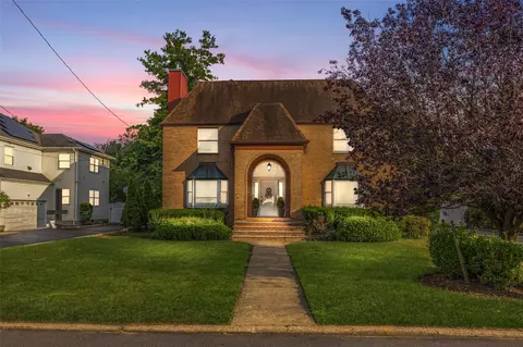266 Park Ave, Westbury, NY 11590