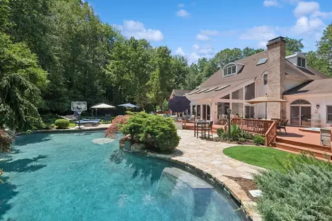 9 Swan Pl, Saint James, NY 11780