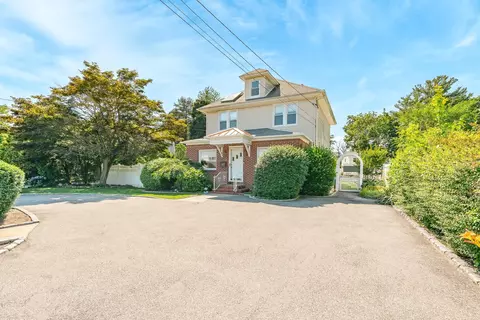 157 Berry Hill Rd, Syosset, NY 11791