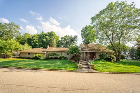 6 Cambridge Dr, Smithtown, NY 11787