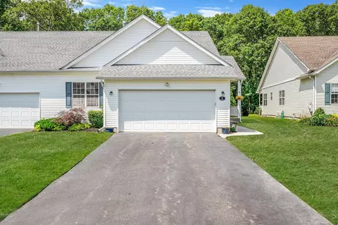 15 Little Leaf Ct, Wading River, NY 11792