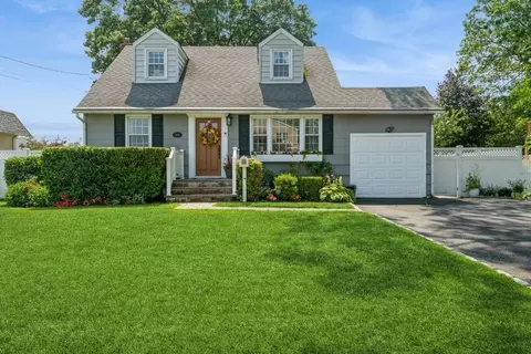 369 S 16th St, Lindenhurst, NY 11757