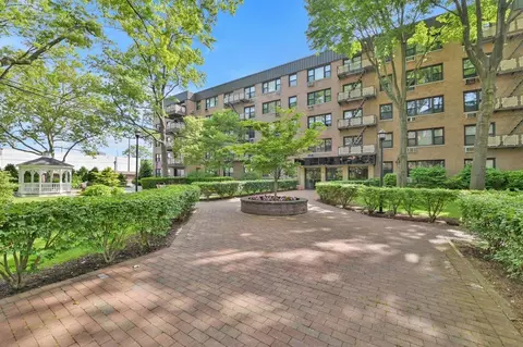 6 Birchwood Ct #5N, Mineola, NY 11501