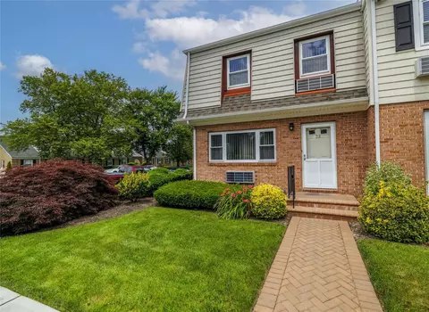 195 N Centre Ave #23, Rockville Centre, NY 11570