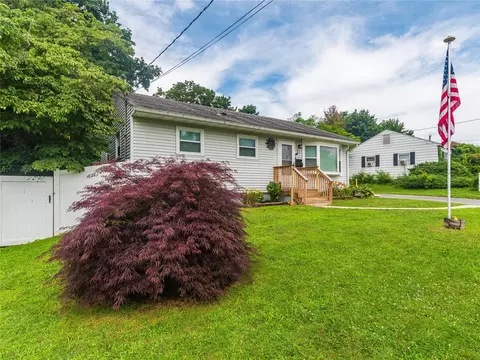 31 Peter Cooper Dr, Poughkeepsie, NY 12601
