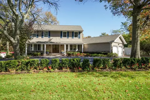 29 Astro Pl, Dix Hills, NY 11746
