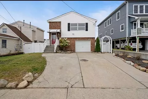 881 Surf St, Lindenhurst, NY 11757