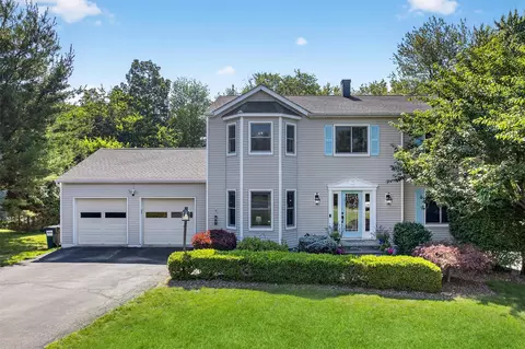 8 York Pl, Washingtonville, NY 10992