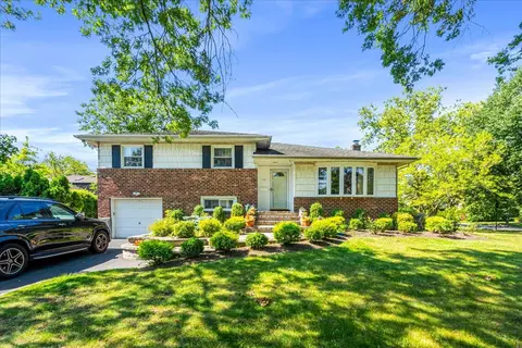 157 Birch Dr, North Hempstead, NY 11040