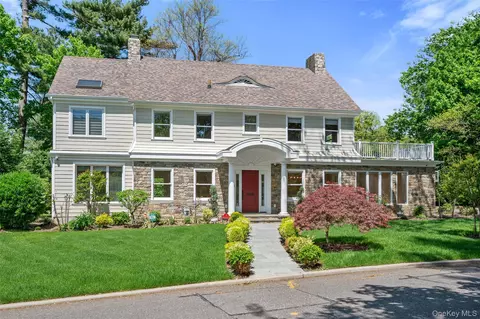 9 Sycamore Dr, North Hempstead, NY 11021