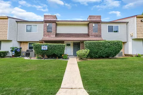 80 Pointe Cir S #80, Coram, NY 11727