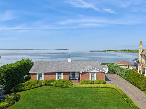 39 Shore Dr W, Copiague, NY 11726