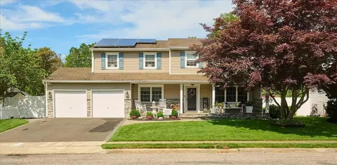 326 Singingwood Dr, Holbrook, NY 11741