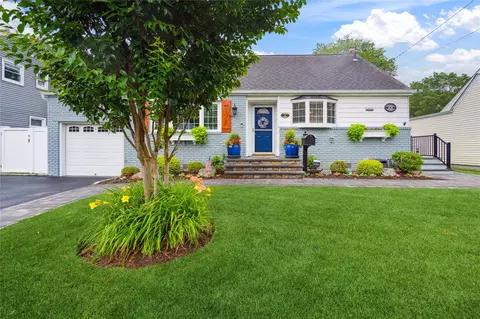 87 3rd Ave, Massapequa Park, NY 11762