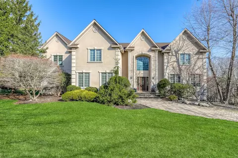 38 Powder Horn Dr, Ramapo, NY 10901