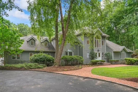 1 White Cap Ct, Huntington, NY 11743
