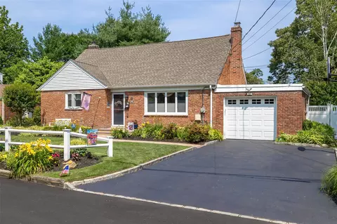 47 Monaton Dr, Huntington Station, NY 11746