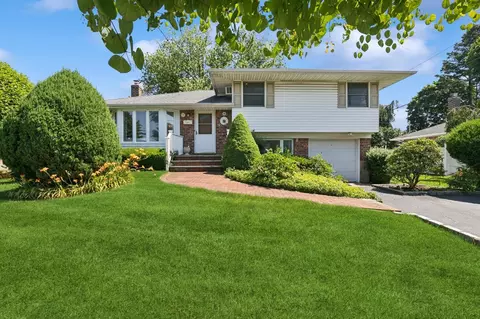 17 Wren Dr, Woodbury, NY 11797