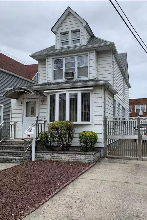 23727 Davenport Ave, New York, NY 11426
