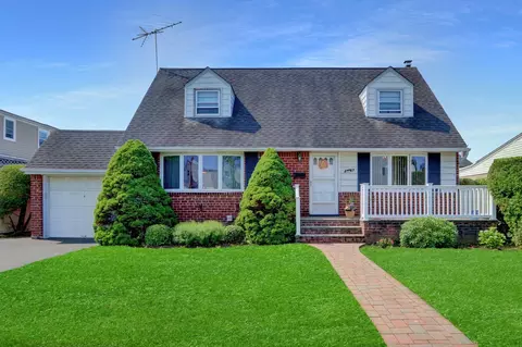 31 Amby Ave, Plainview, NY 11803