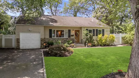 39 Foxwood Dr E, Huntington Station, NY 11746