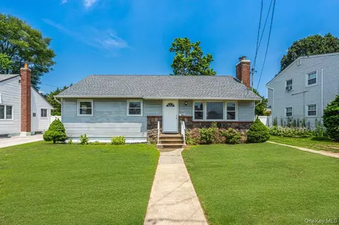 19 Dakota St, Hicksville, NY 11801
