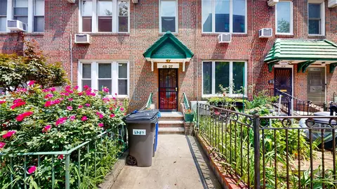 4827 40th St, New York, NY 11104