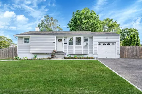 1402 Wave Ave, Medford, NY 11763