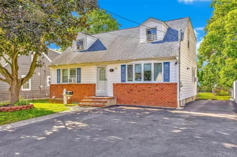 45 W 6th St, Patchogue, NY 11772