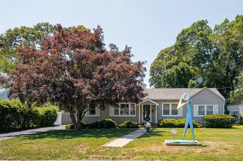 84 Country Club Rd, Bellport, NY 11713