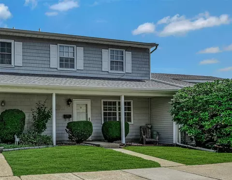 9 Harvest Time Ct, Huntington Station, NY 11746