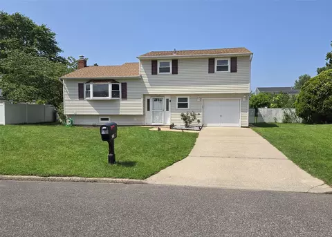 13 Lark Dr, Centereach, NY 11720