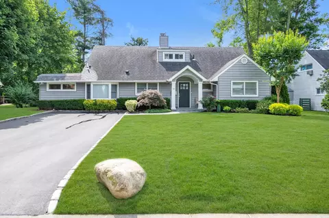 14 Ridge Dr E, North Hempstead, NY 11576