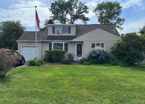14 Eastwood Dr, North Babylon, NY 11703