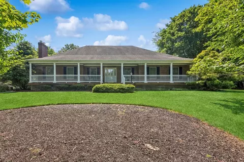 4 Springview Ct, Brookhaven, NY 11772