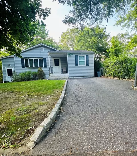 7 Oaklawn Ave, Farmingville, NY 11738