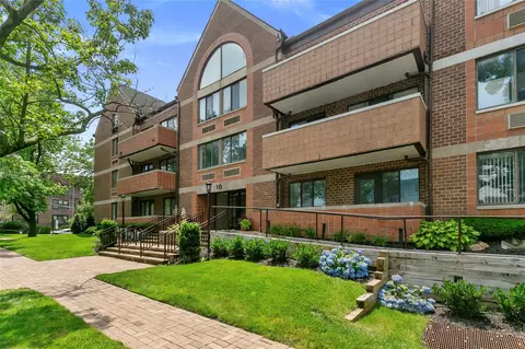 10 Canterbury Rd #2G, North Hempstead, NY 11021