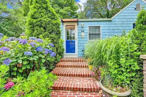 32 Dewey St, Port Jefferson Station, NY 11776